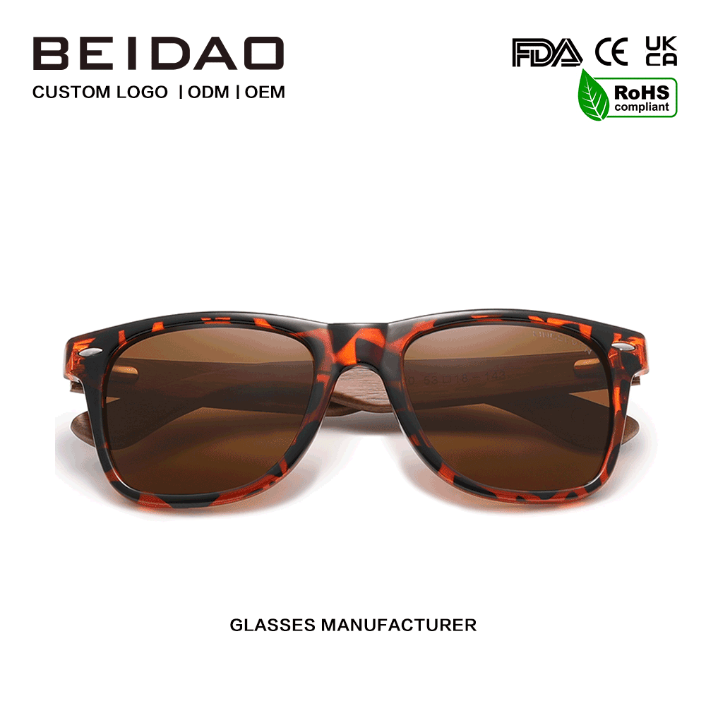 Klassische, entspiegelte Retro-Sonnenbrille mit Leopardenmuster aus Walnussholz